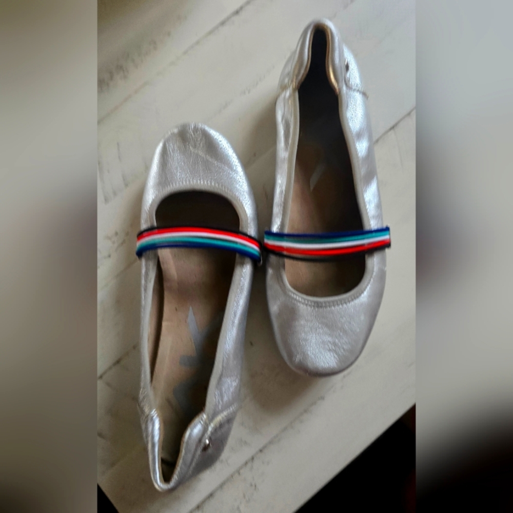 Super cute Anne Klein Silver flats Size 7